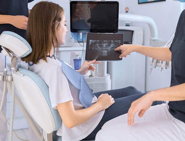 Behandlungsbeginn – Einsetzen der Zahnspange