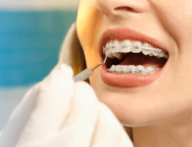 Zahnarzt bei der Behandlung